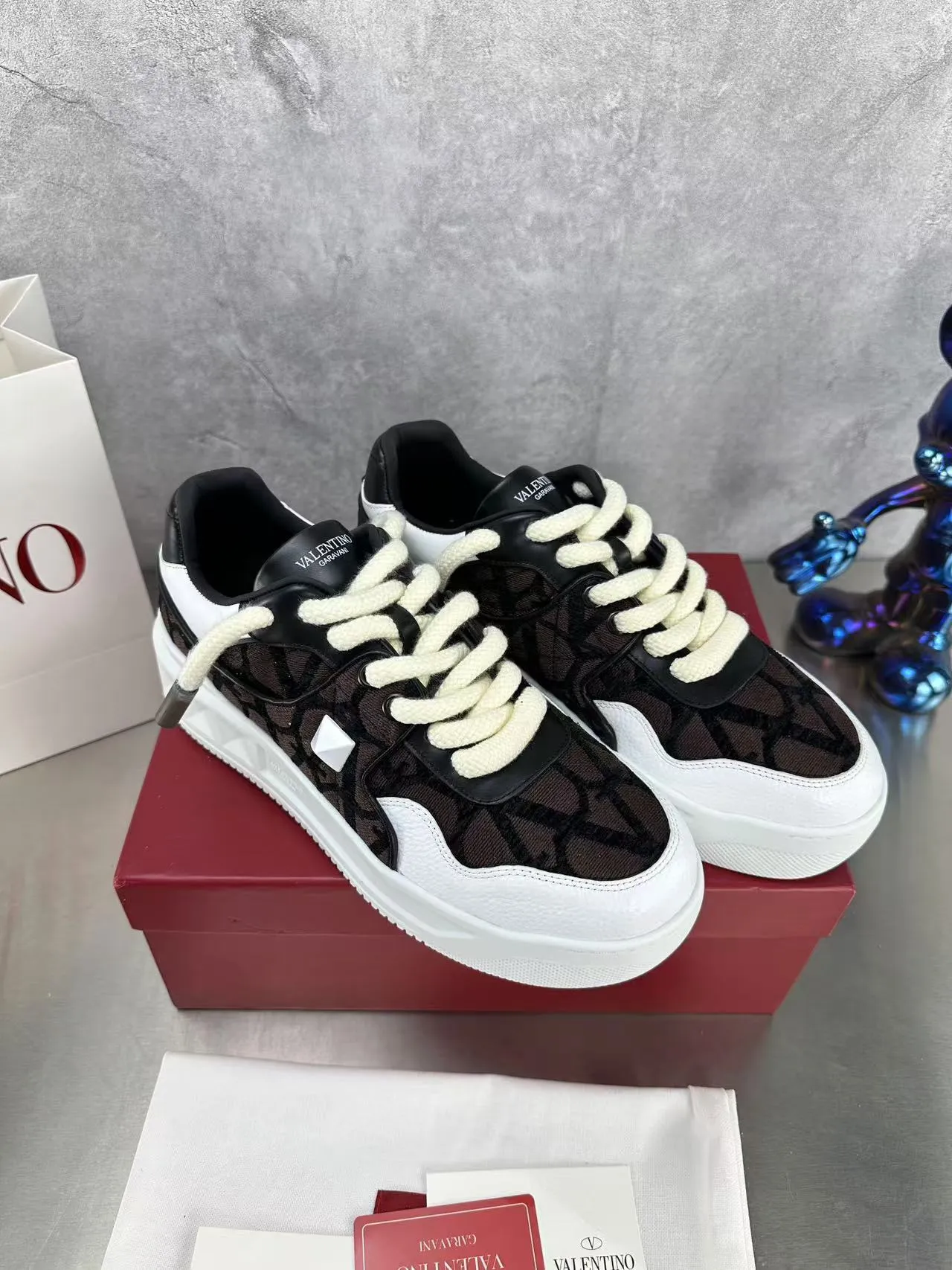 👟👟Ex-factory price 640👟👟 🔺Valentino🔺Valentino new casual shoes 2023 latest model hot style for catwalk couples, thick shoelaces, the same style as Elsa Hosk, Zhang Yixing, Guan Xiaotong and many other stars 🔥 Top version + lasting process, full oil edge on the upper. Fabric: Customized cowhide + cowhide lining with breathable mesh. Outsole: original molded TPU thickened outsole. Size for women is 35-40. Men’s size is 39-45.